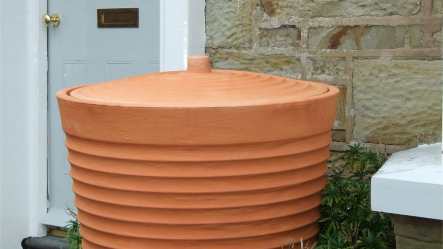 9000700K Tuscan Terracotta water butt with lid